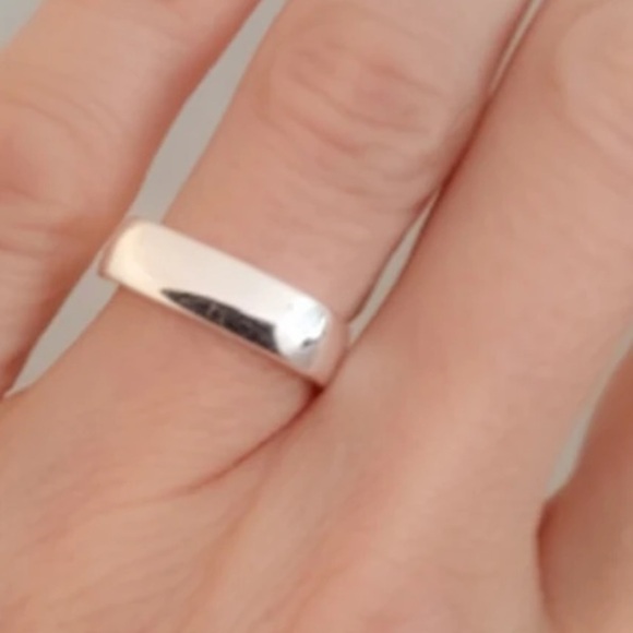 Sliver 925 Sterling Silver Square Circle Ring
Size 6 - Picture 4 of 11